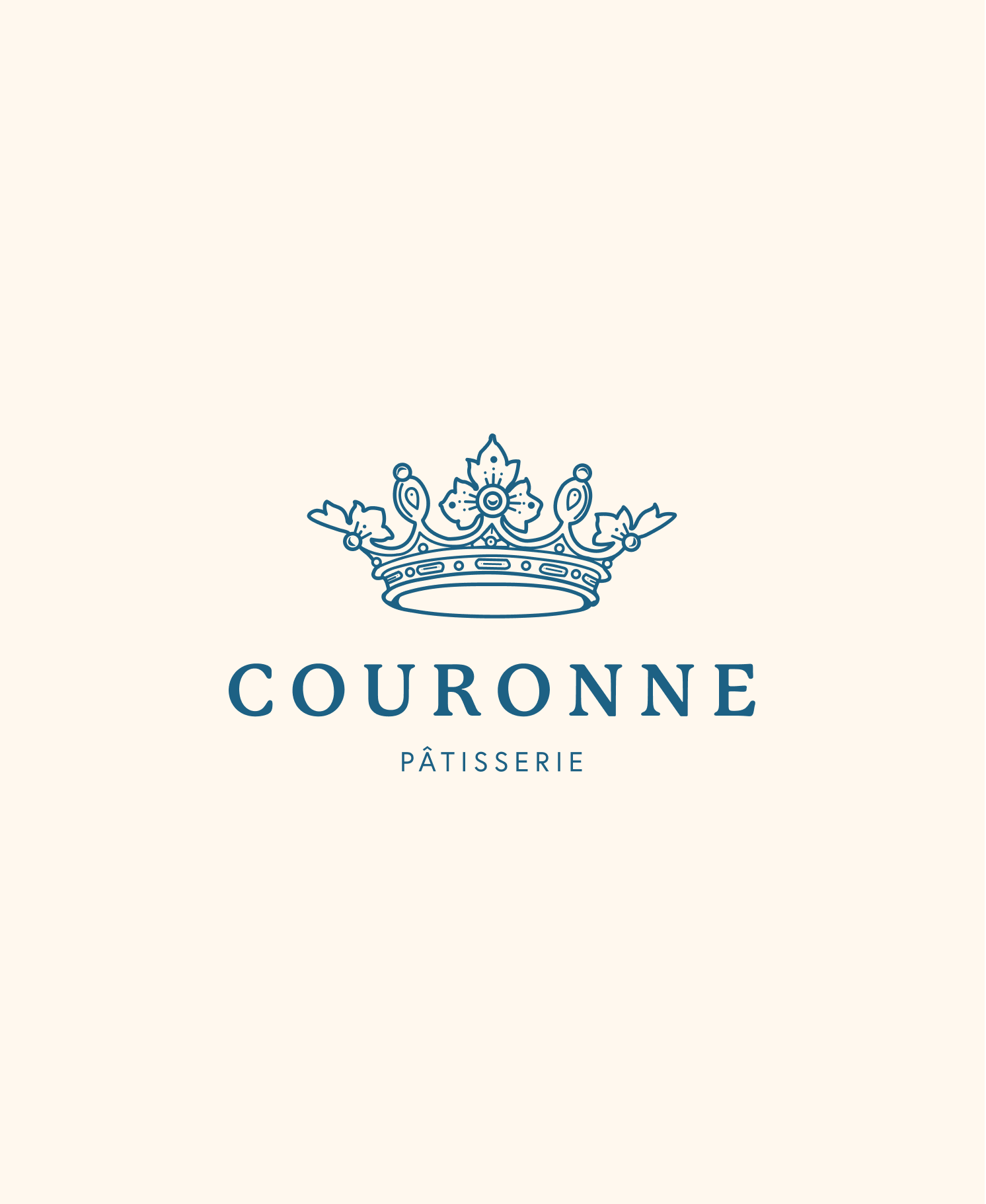 לוגו Couronne Pâtisserie עם כתר כחול על רקע קרם
